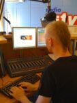 Pohled na minulý vysílací systém AudioVault (monitor vpravo).