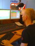 Pohled na minulý vysílací systém AudioVault (monitor vpravo).