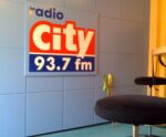 Logo ve vysílacím studiu radia City. Místo pro focení výherců a hvězd.