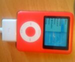 Do vysílacího studia se v době Tajemného roku dostal také falešný iPod.