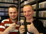 S bývalým kolegou Ladislavem Soukupem v hudebním achivu. V ruce máme travelbug (geocaching). Leden 2009