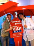 Kolegyně pod deštníky ve vysílacím studiu. Leden 2011