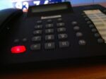 Telefonní přístroj pro komunikaci s posluchači. Linka 12 937. radio City 93,7 FM