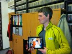 Bývalý kolega Pavel Karda se přijel po bezmála 10 letech podívat. Porovnejte fotku s fotkou na obrazovce iPadu. Březen 2012