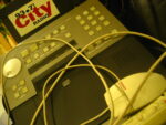 Už nepotřebný CD přehrávač. Staré logo rádia. Demolice starého vysílacího studia radia City 93,7 FM, Listopad 2004