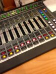 Mixážní pul radia City 93,7 FM, vysílací studio. Únor 2013
