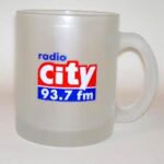 hrnek radio City 93,7 FM skleněný