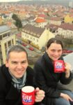 Jarda a Danča na střeše svojí firmy při pracovní pauze